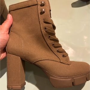 Boots army green color.